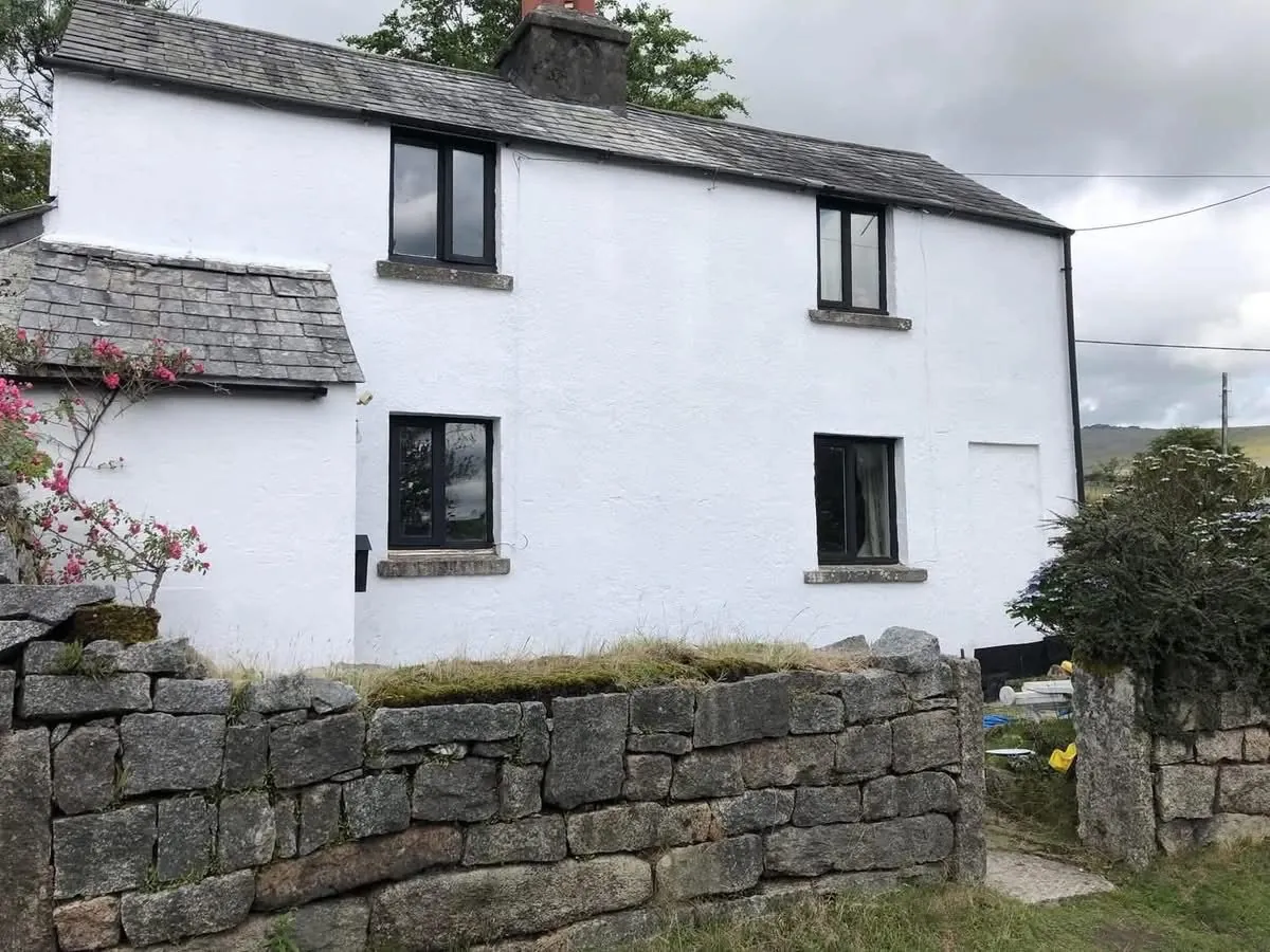 Render repair and exterior repaint of a cottage in Kingsteignton